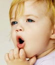 ребенок с открытым ртом